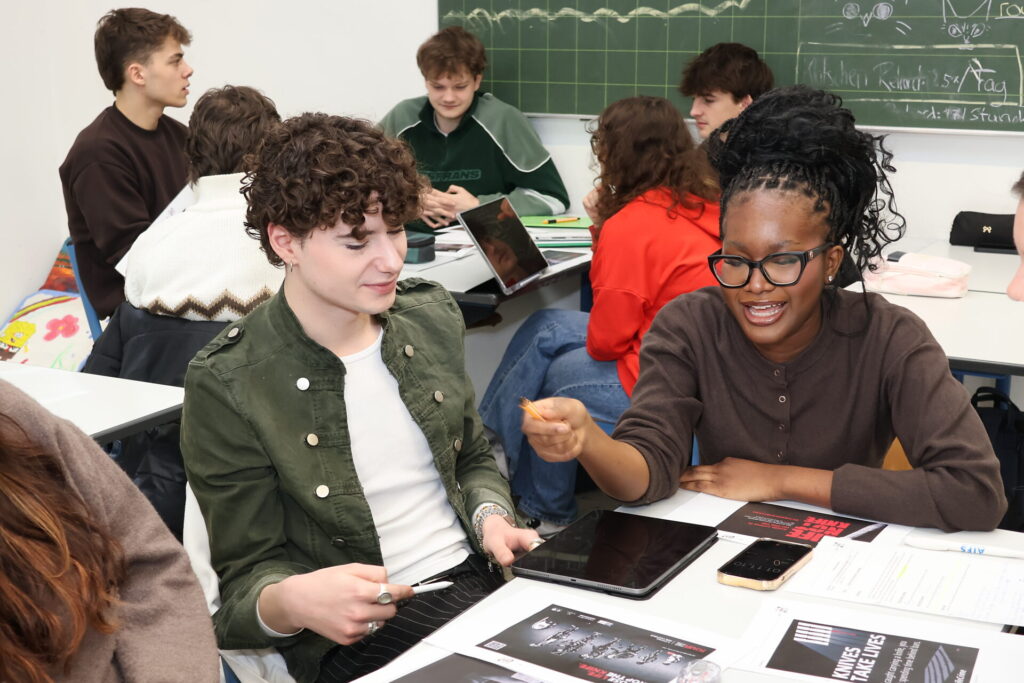 Zwei Schülerinnen und Schüler lernen gemeinsam an einem Tisch